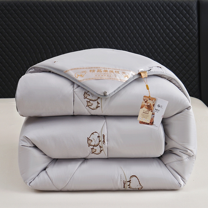 91家纺网 家纺一手货源 找家纺 美丽折家纺 2025新款羊绒被印花系列 印花灰色