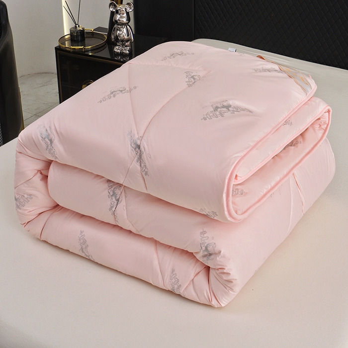 91家纺网 家纺一手货源 找家纺 美丽折家纺 2025新款羊绒被印花系列 印花玉色