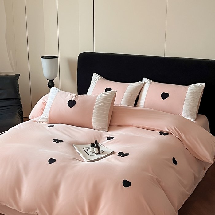 91家纺网 家纺一手货源 找家纺 理想家家纺 2025新款纯棉轻奢刺绣四件套--心愿系列场景二 心愿粉