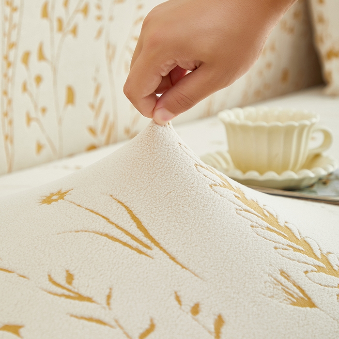 91家纺网 家纺一手货源 找家纺 丝绮鹿 2025新款雕花绒-麦浪沙发套松紧款（三人图）麦浪系列 麦浪-奶白