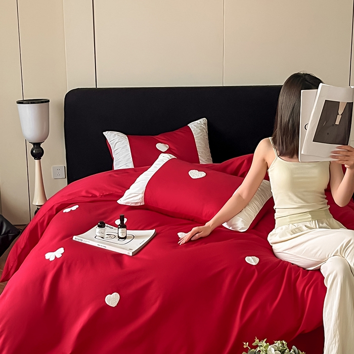 91家纺网 家纺一手货源 找家纺 理想家家纺 2025新款纯棉轻奢刺绣四件套--心愿系列场景二 心愿红