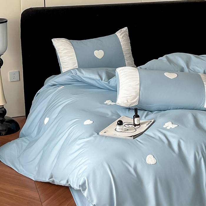 91家纺网 家纺一手货源 找家纺 理想家家纺 2025新款纯棉轻奢刺绣四件套--心愿系列场景二 心愿蓝