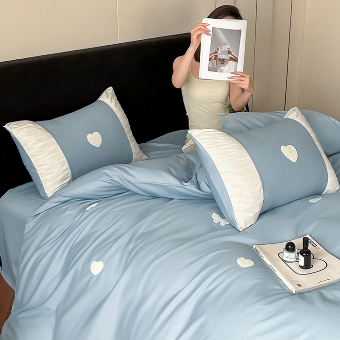 91家纺网 家纺一手货源 找家纺 理想家家纺 2025新款纯棉轻奢刺绣四件套--心愿系列场景二 心愿蓝