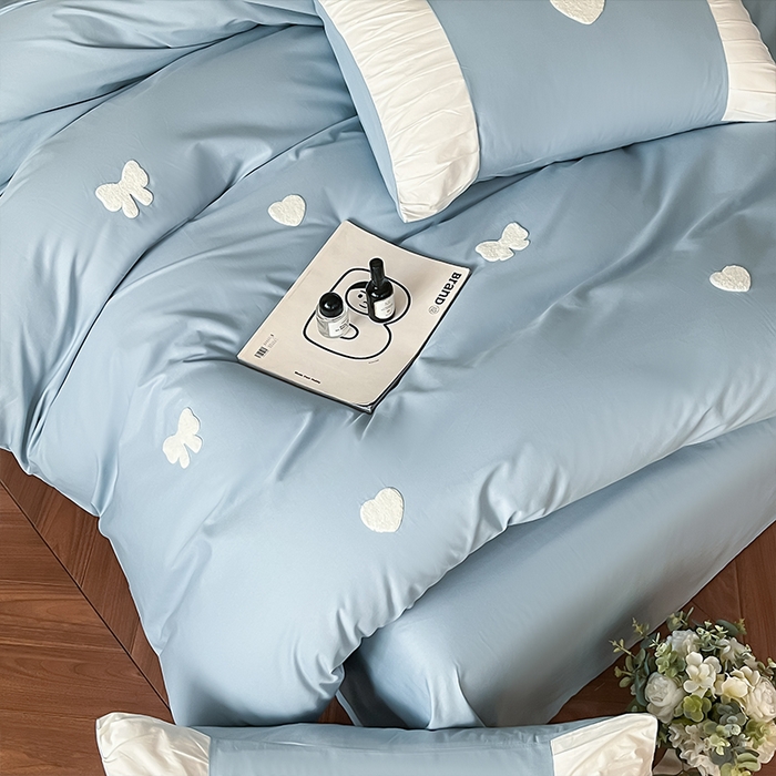 91家纺网 家纺一手货源 找家纺 理想家家纺 2025新款纯棉轻奢刺绣四件套--心愿系列场景二 心愿蓝