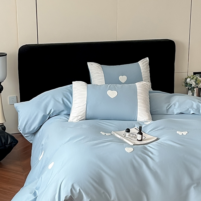 91家纺网 家纺一手货源 找家纺 理想家家纺 2025新款纯棉轻奢刺绣四件套--心愿系列场景二 心愿蓝