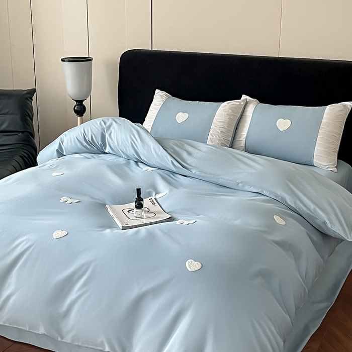 91家纺网 家纺一手货源 找家纺 理想家家纺 2025新款纯棉轻奢刺绣四件套--心愿系列场景二 心愿蓝