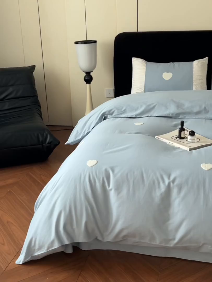 91家纺网 家纺一手货源 找家纺 理想家家纺 2025新款纯棉轻奢刺绣四件套--心愿系列场景二 心愿蓝