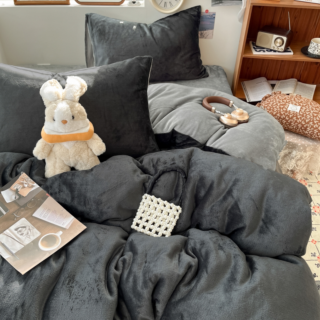 91家纺网 家纺一手货源 找家纺 优承佳  2025新款高克重纯色双拼牛奶绒四件套系列 爵士灰+月光灰