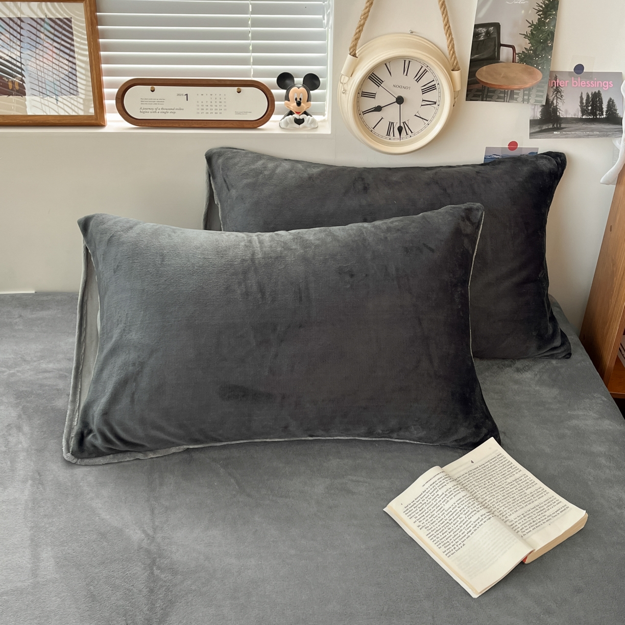 91家纺网 家纺一手货源 找家纺 优承佳  2025新款高克重纯色双拼牛奶绒四件套系列 爵士灰+月光灰