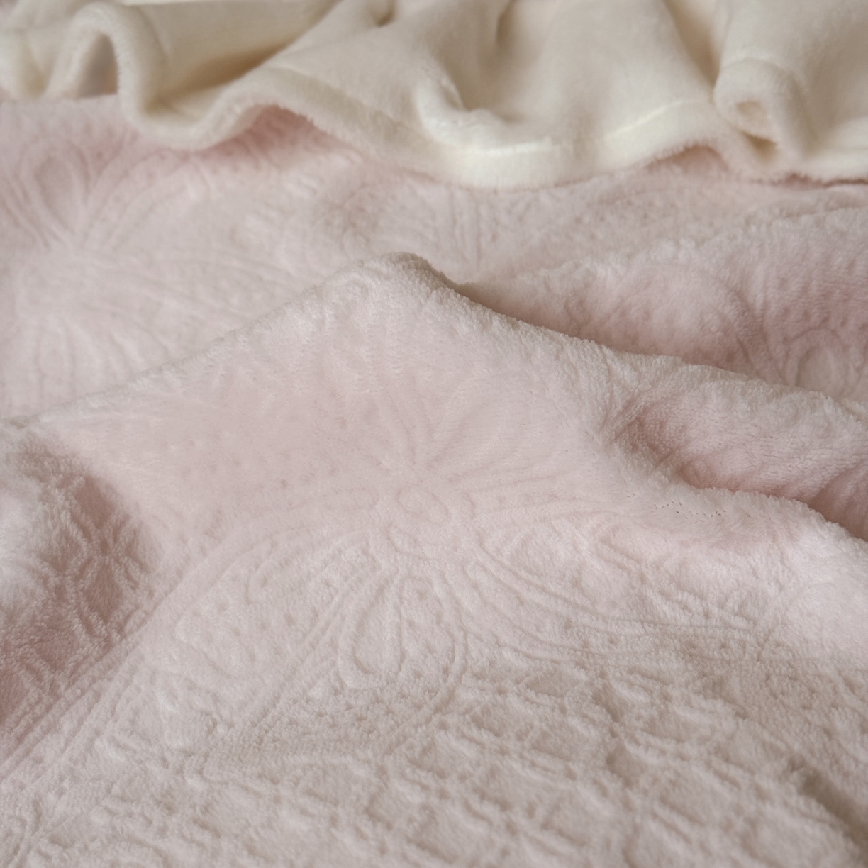 91家纺网 家纺一手货源 找家纺 （总）鹿班家居 2025新款冬季高克重牛奶绒立体雕花系列四件套-桃桃奶罐（标准会员-10元）