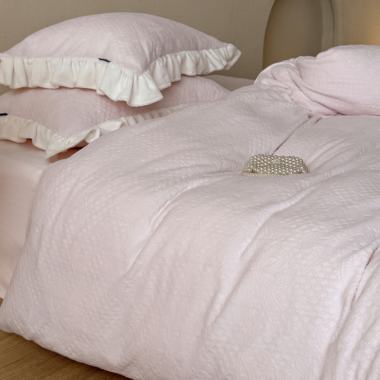 91家纺网 家纺一手货源 找家纺 （总）鹿班家居 2025新款冬季高克重牛奶绒立体雕花系列四件套-桃桃奶罐（标准会员-10元）