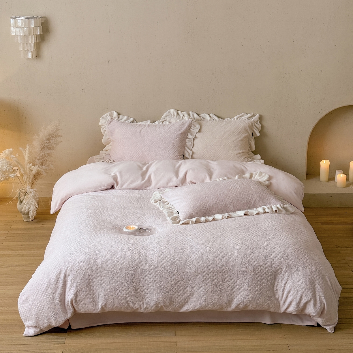 91家纺网 家纺一手货源 找家纺 鹿班家居 2025新款冬季高克重牛奶绒立体雕花系列四件套-桃桃奶罐 粉色