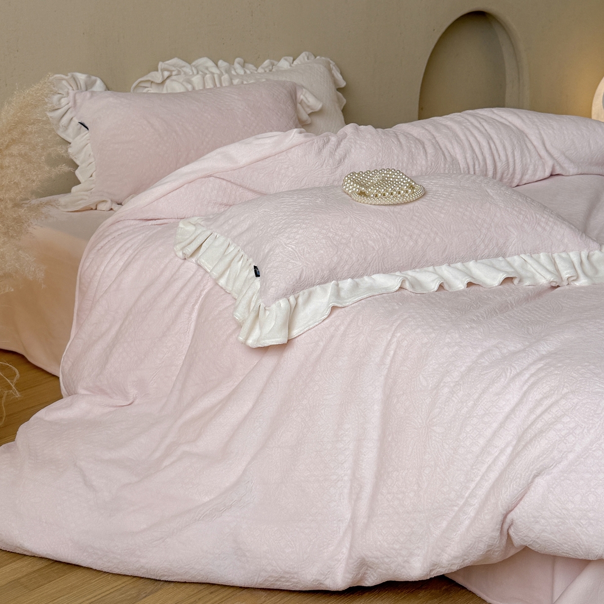 91家纺网 家纺一手货源 找家纺 鹿班家居 2025新款冬季高克重牛奶绒立体雕花系列四件套-桃桃奶罐 粉色