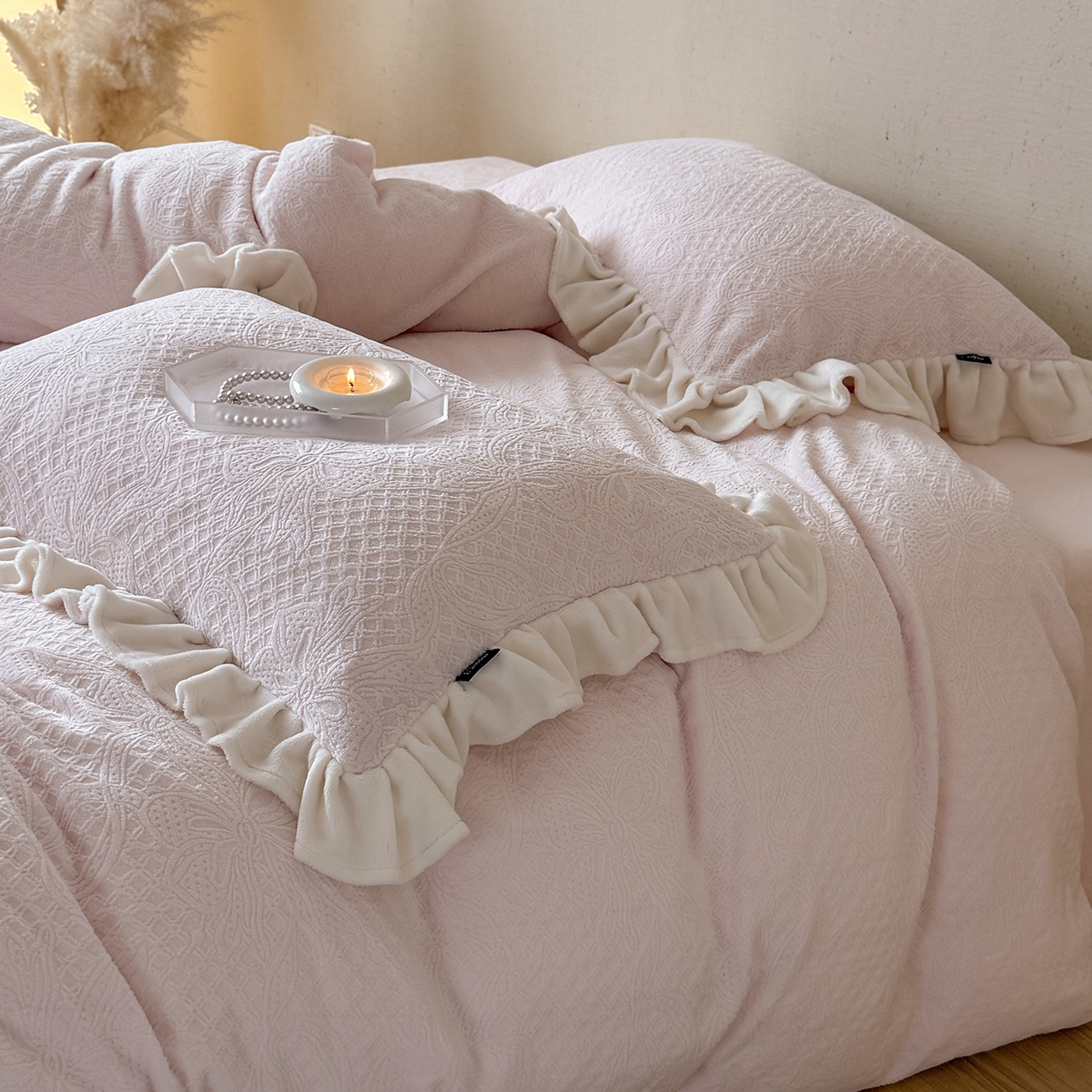 91家纺网 家纺一手货源 找家纺 鹿班家居 2025新款冬季高克重牛奶绒立体雕花系列四件套-桃桃奶罐 粉色