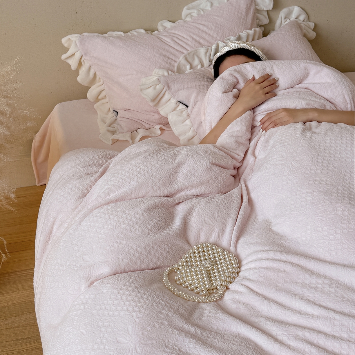 91家纺网 家纺一手货源 找家纺 鹿班家居 2025新款冬季高克重牛奶绒立体雕花系列四件套-桃桃奶罐 粉色