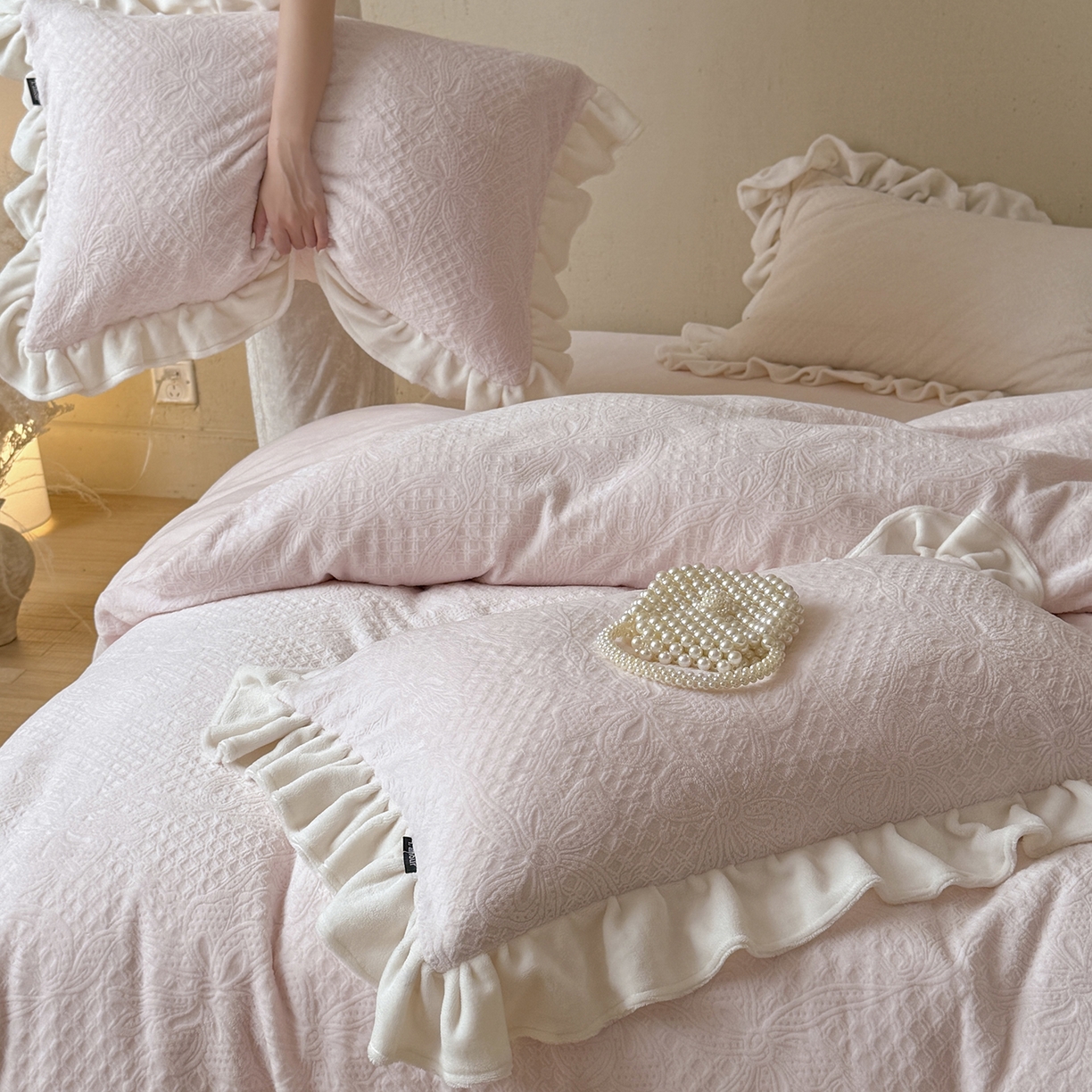 91家纺网 家纺一手货源 找家纺 鹿班家居 2025新款冬季高克重牛奶绒立体雕花系列四件套-桃桃奶罐 粉色