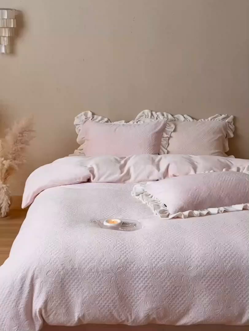 91家纺网 家纺一手货源 找家纺 鹿班家居 2025新款冬季高克重牛奶绒立体雕花系列四件套-桃桃奶罐 粉色