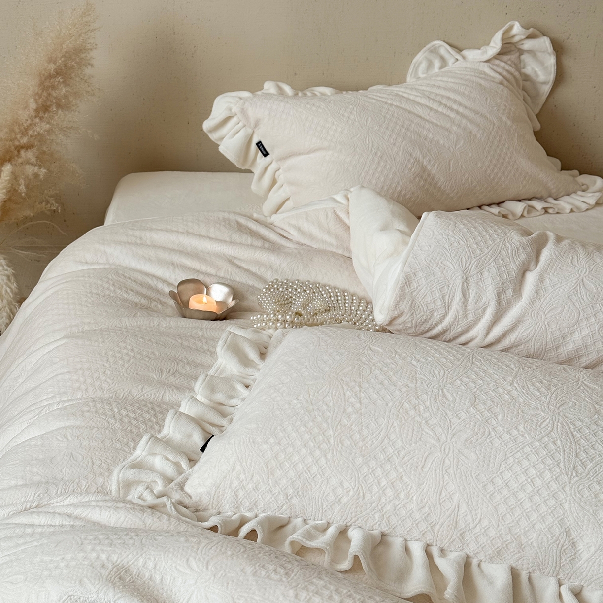 鹿班家居 2025新款冬季高克重牛奶绒立体雕花系列四件套-桃桃奶罐 白色