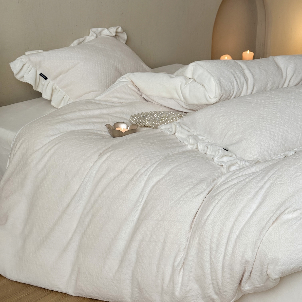 91家纺网 家纺一手货源 找家纺 鹿班家居 2025新款冬季高克重牛奶绒立体雕花系列四件套-桃桃奶罐 白色