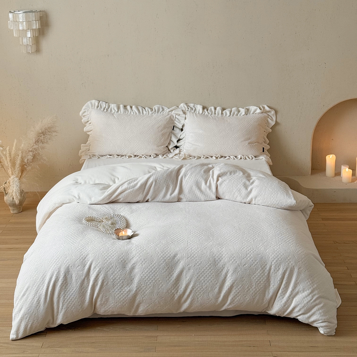 91家纺网 家纺一手货源 找家纺 鹿班家居 2025新款冬季高克重牛奶绒立体雕花系列四件套-桃桃奶罐 白色