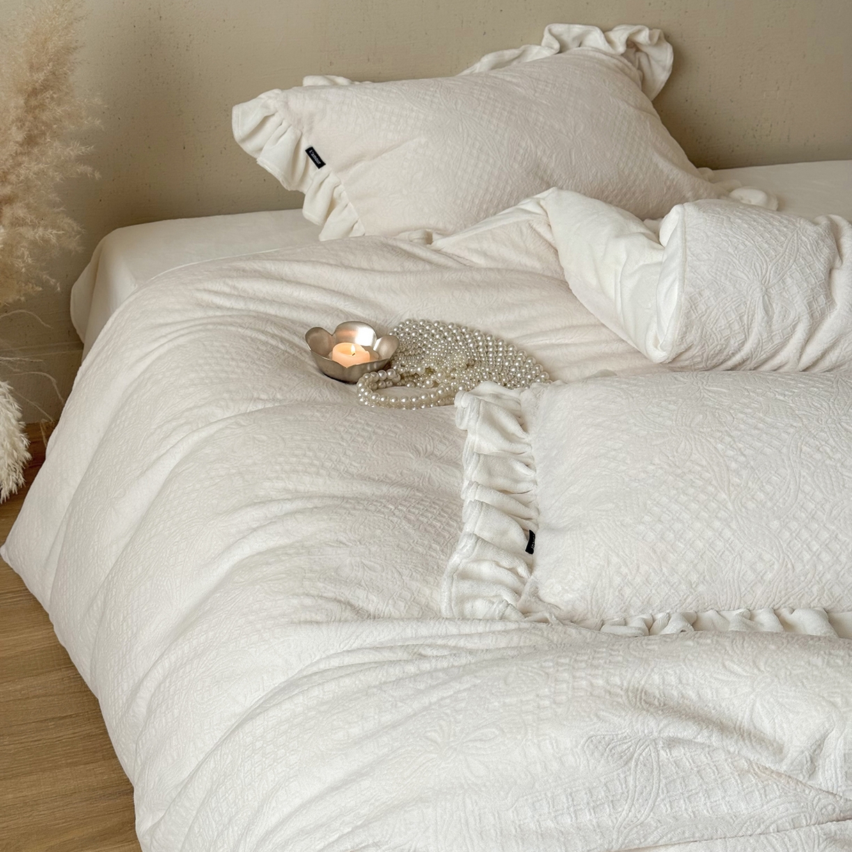 91家纺网 家纺一手货源 找家纺 鹿班家居 2025新款冬季高克重牛奶绒立体雕花系列四件套-桃桃奶罐 白色