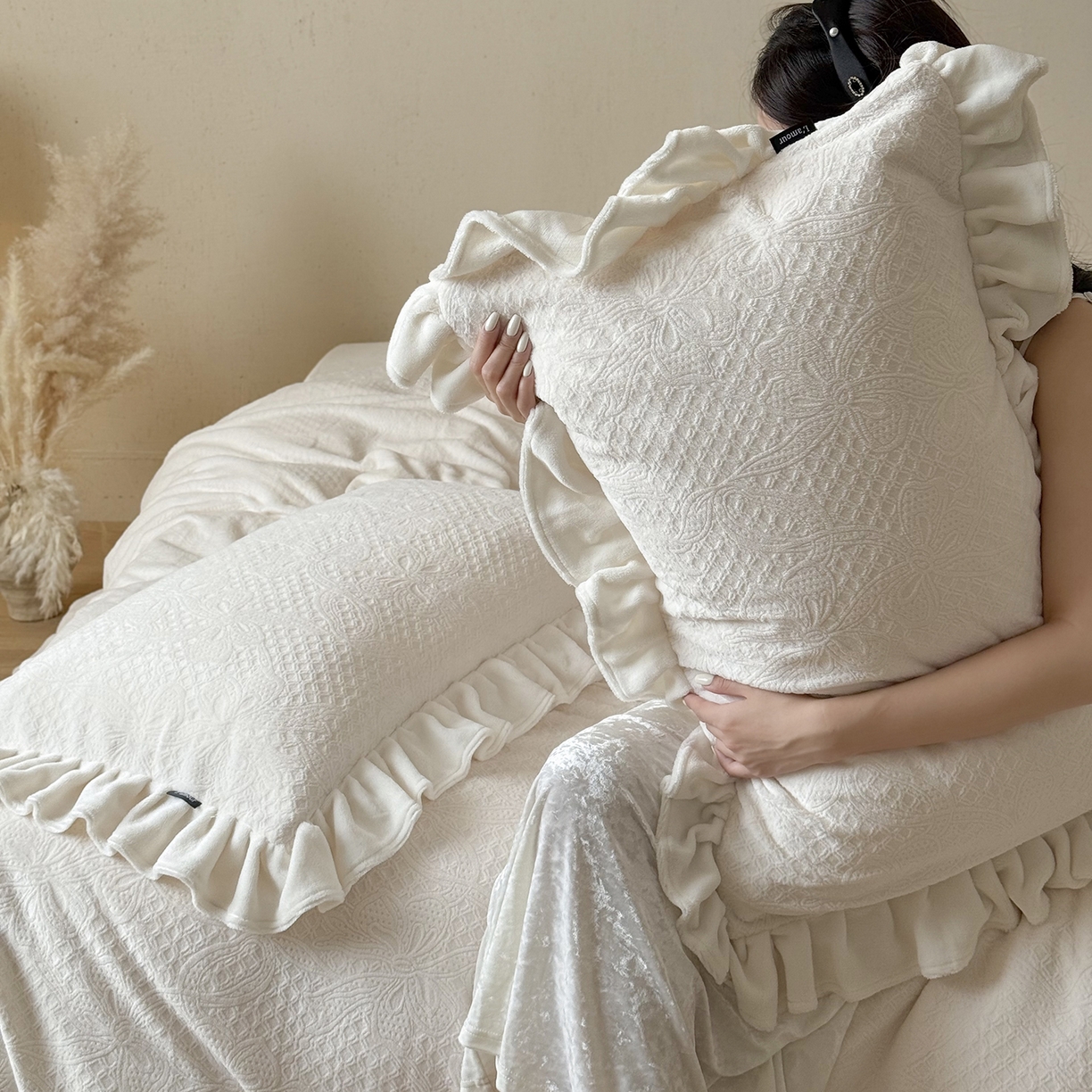 91家纺网 家纺一手货源 找家纺 鹿班家居 2025新款冬季高克重牛奶绒立体雕花系列四件套-桃桃奶罐 白色