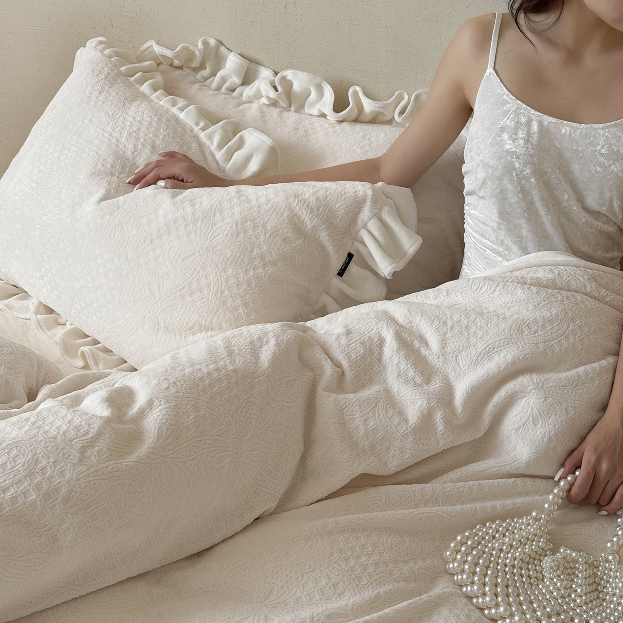 91家纺网 家纺一手货源 找家纺 鹿班家居 2025新款冬季高克重牛奶绒立体雕花系列四件套-桃桃奶罐 白色