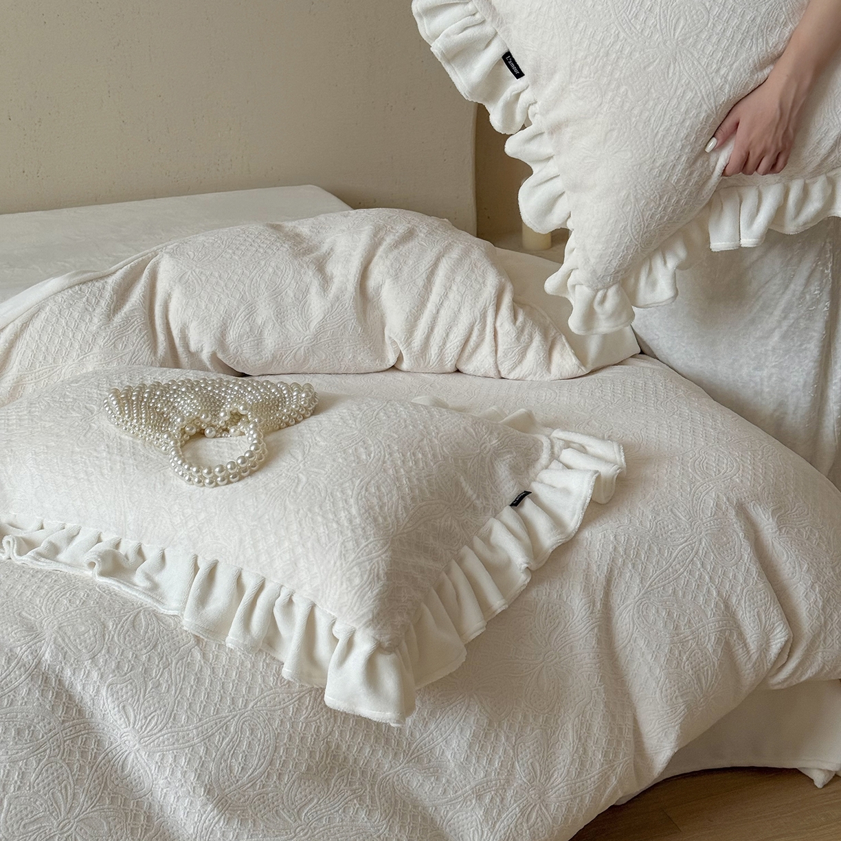 91家纺网 家纺一手货源 找家纺 鹿班家居 2025新款冬季高克重牛奶绒立体雕花系列四件套-桃桃奶罐 白色