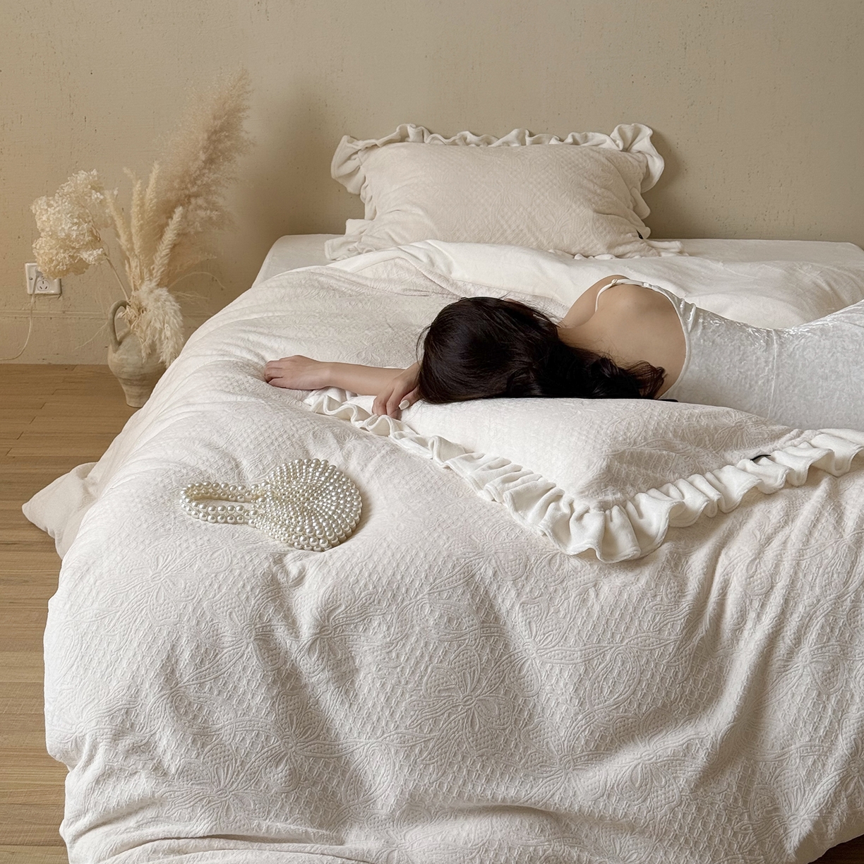 91家纺网 家纺一手货源 找家纺 鹿班家居 2025新款冬季高克重牛奶绒立体雕花系列四件套-桃桃奶罐 白色