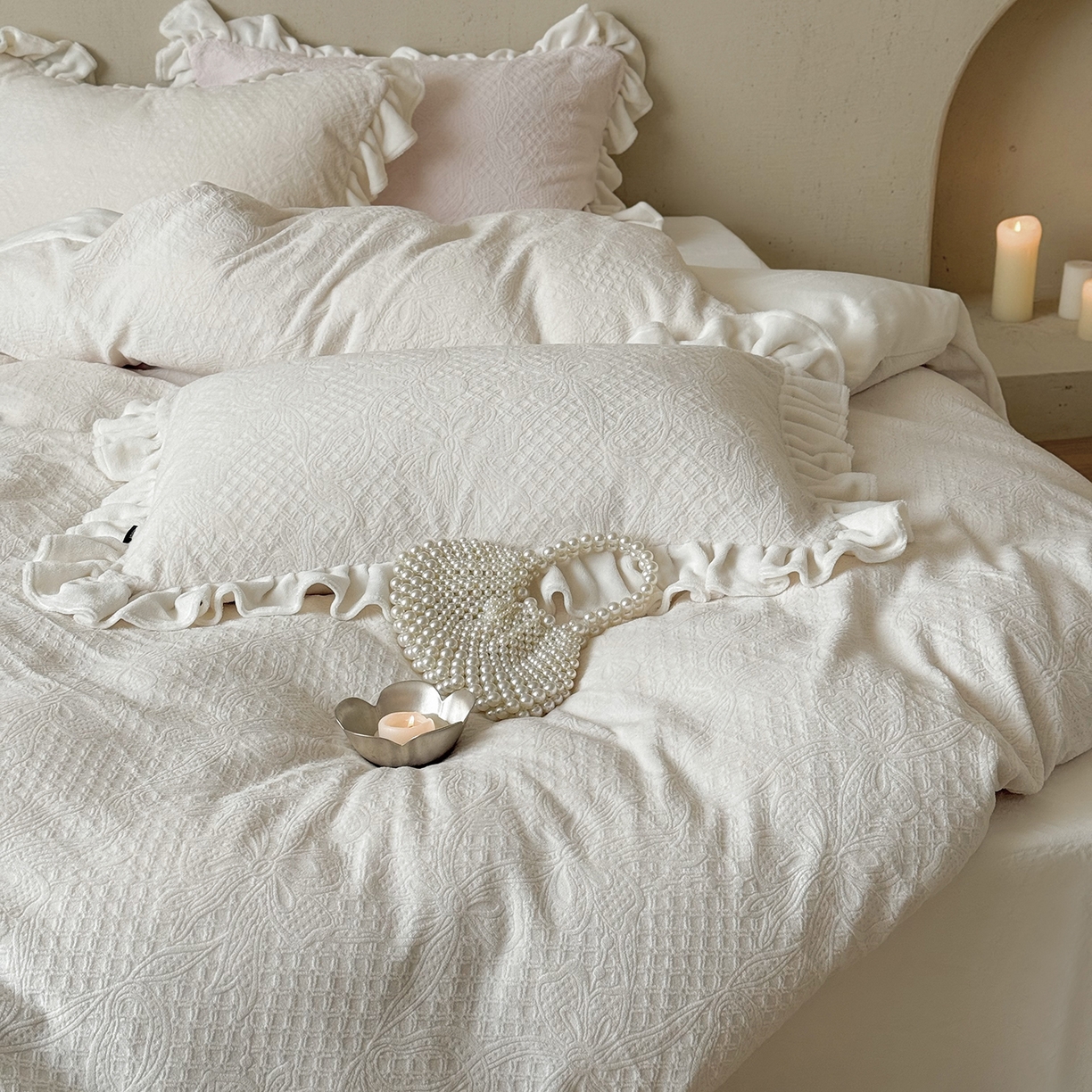 91家纺网 家纺一手货源 找家纺 鹿班家居 2025新款冬季高克重牛奶绒立体雕花系列四件套-桃桃奶罐 白色