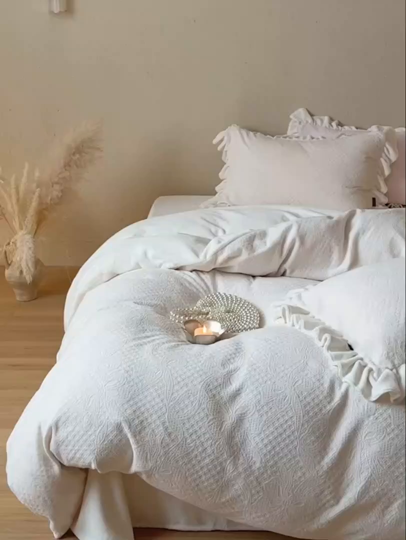 91家纺网 家纺一手货源 找家纺 鹿班家居 2025新款冬季高克重牛奶绒立体雕花系列四件套-桃桃奶罐 白色