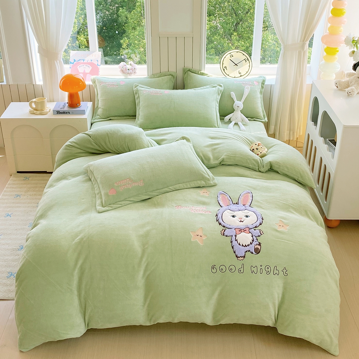 91家纺网 家纺一手货源 找家纺 （总）悦织湾家纺 2025新款9斤重牛奶绒四件套纯色贴布绣人件富贵系列240克重高密保暖轻奢时尚床上用品4件套