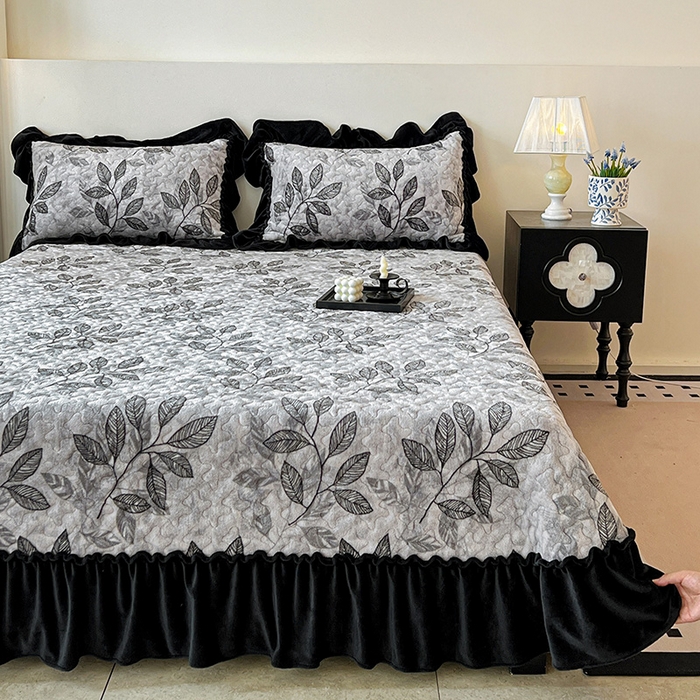 91家纺网 家纺一手货源 找家纺 ME/ERA HOME寐时代 2025新款牛奶绒赫本风夹棉床盖四件套 知叶-灰