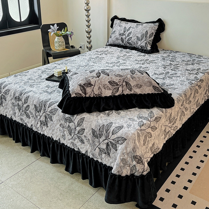 91家纺网 家纺一手货源 找家纺 ME/ERA HOME寐时代 2025新款牛奶绒赫本风夹棉床盖四件套 知叶-灰