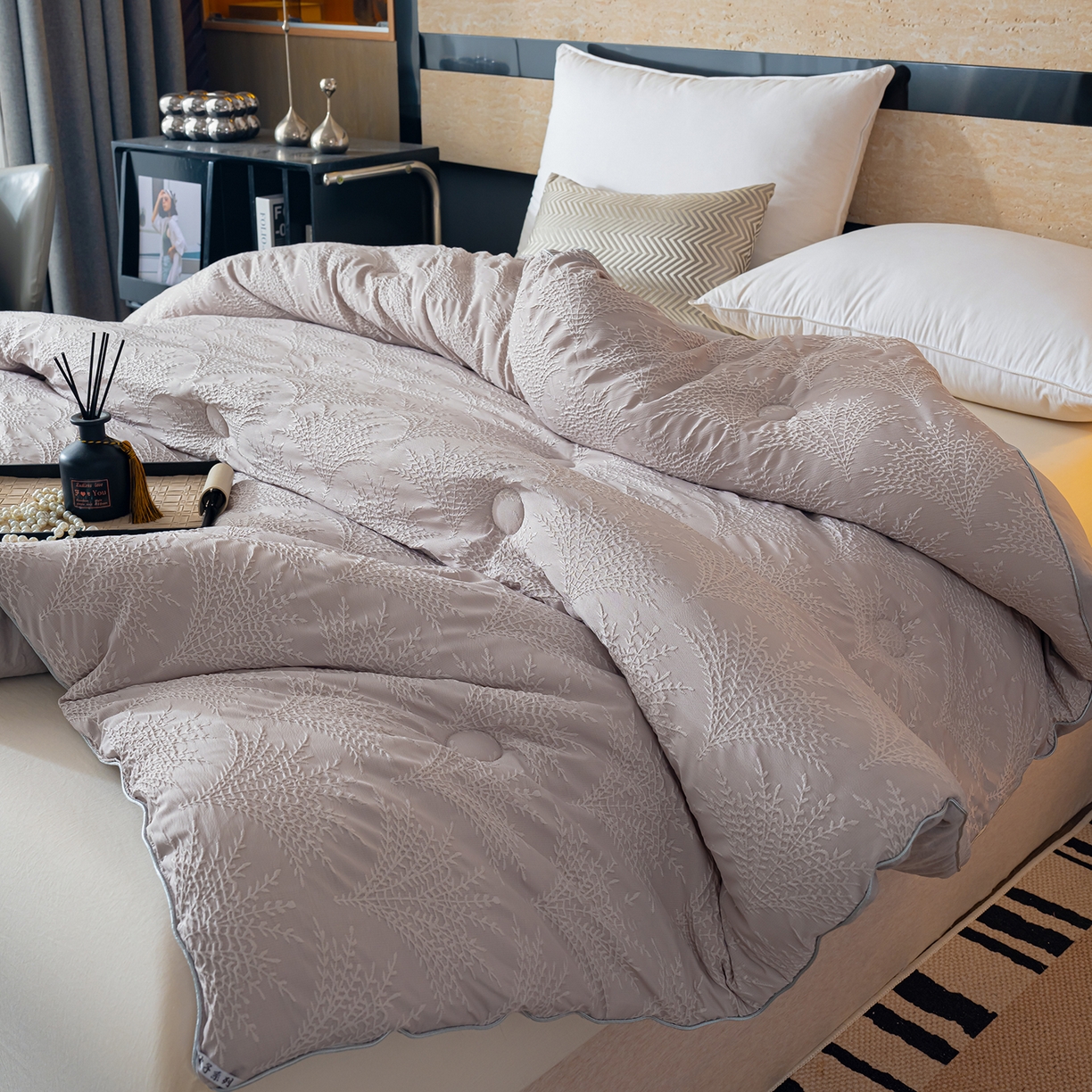 91家纺网 家纺一手货源 找家纺 蓝冰家纺 2025新款亲肤发财树提花大豆被子被芯 发财树-浅灰色