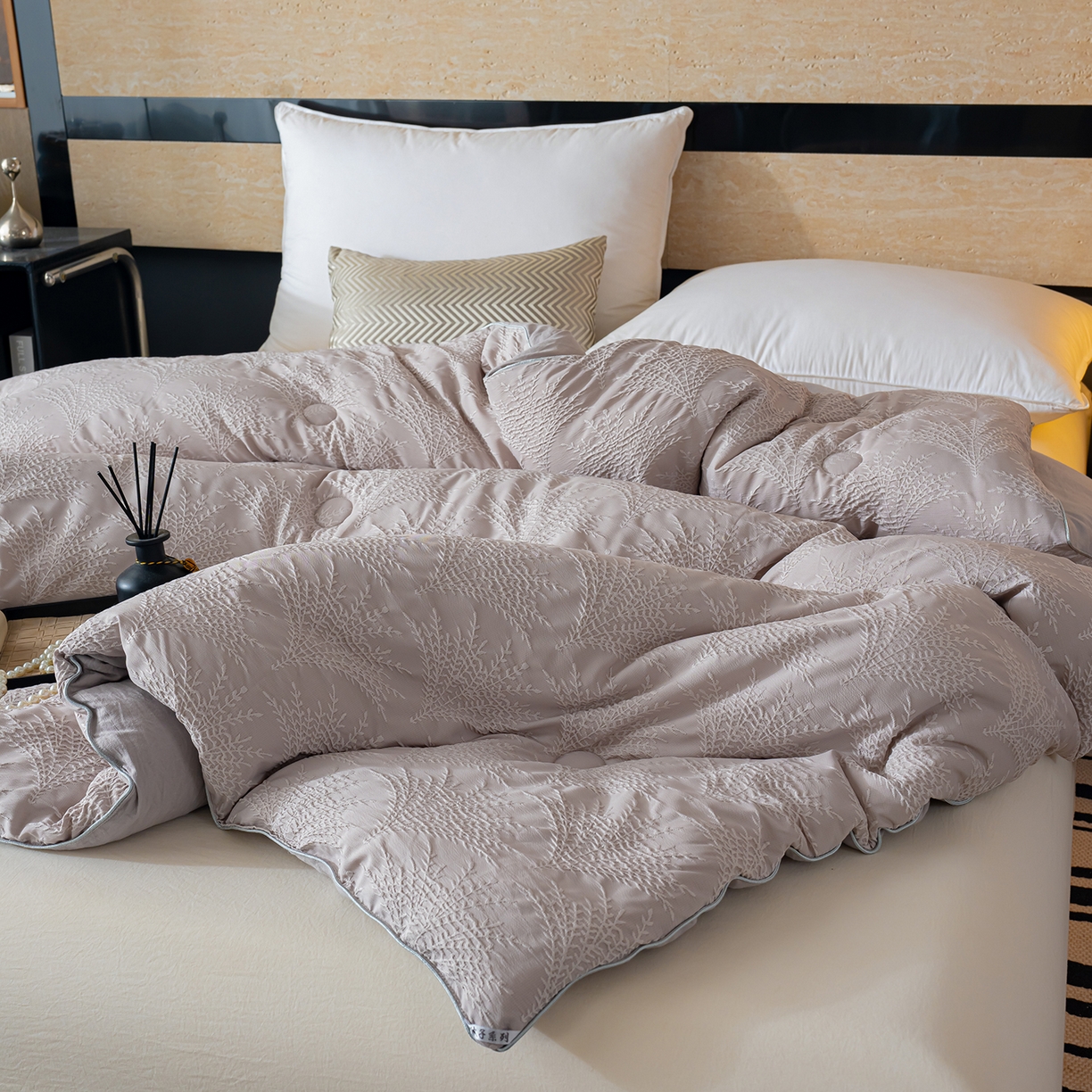 91家纺网 家纺一手货源 找家纺 蓝冰家纺 2025新款亲肤发财树提花大豆被子被芯 发财树-浅灰色