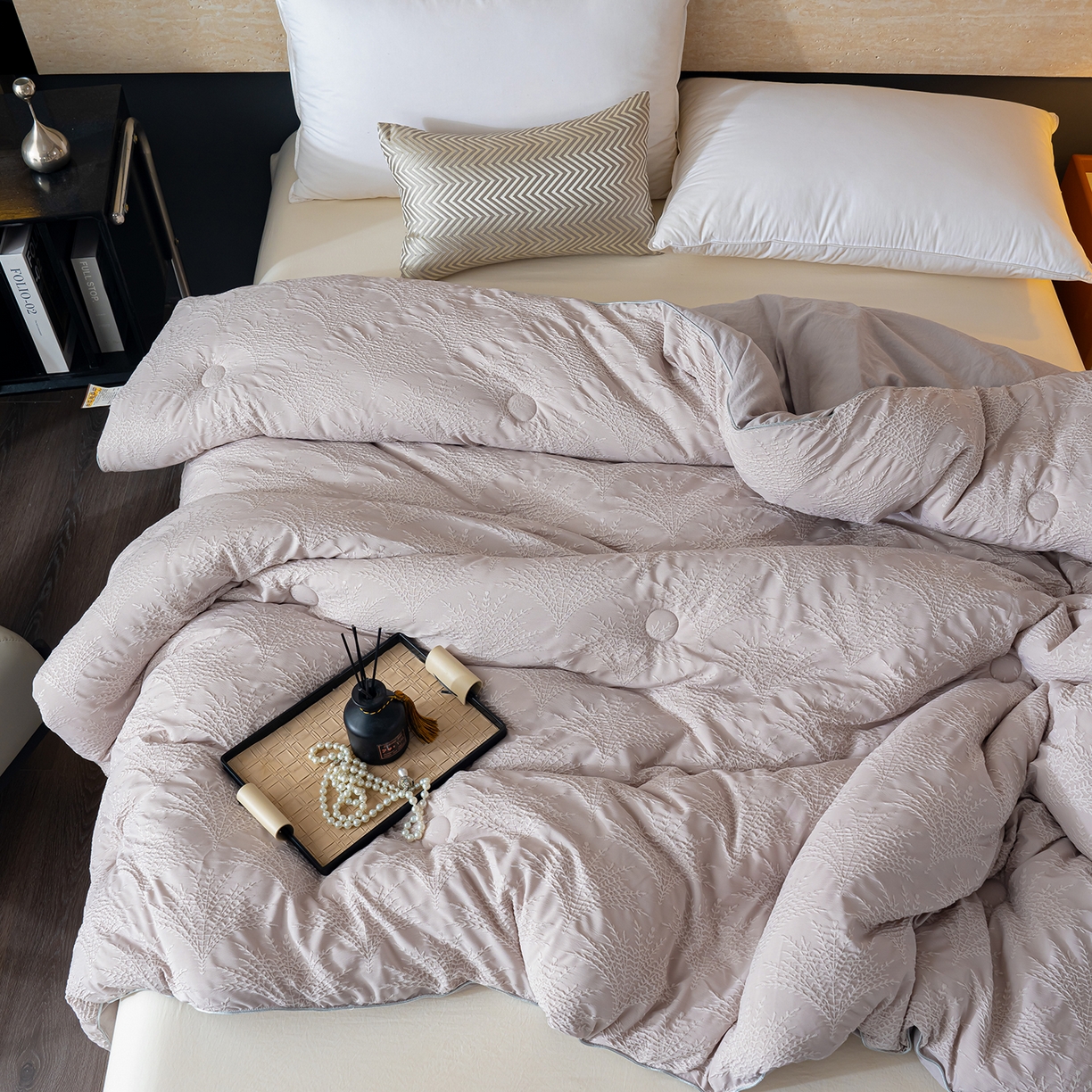 91家纺网 家纺一手货源 找家纺 蓝冰家纺 2025新款亲肤发财树提花大豆被子被芯 发财树-浅灰色