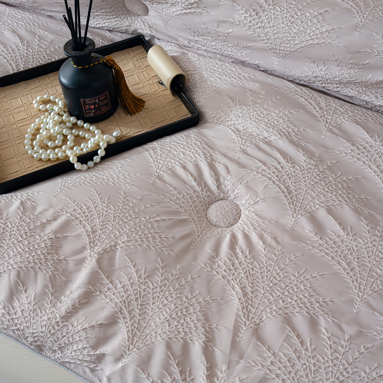 91家纺网 家纺一手货源 找家纺 蓝冰家纺 2025新款亲肤发财树提花大豆被子被芯 发财树-浅灰色