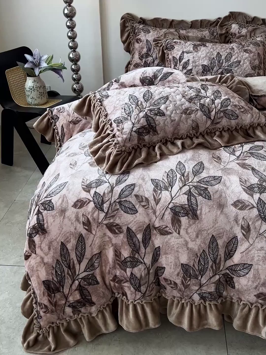 91家纺网 家纺一手货源 找家纺 ME/ERA HOME寐时代 2025新款牛奶绒赫本风夹棉床盖四件套 知叶-咖