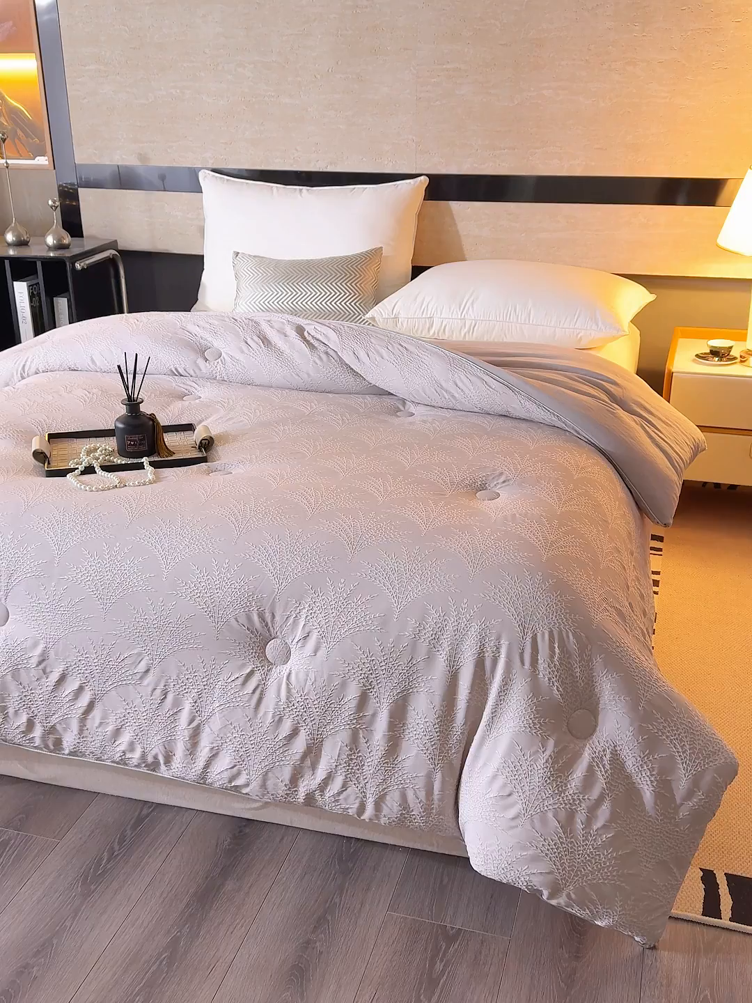 91家纺网 家纺一手货源 找家纺 蓝冰家纺 2025新款亲肤发财树提花大豆被子被芯 发财树-浅灰色