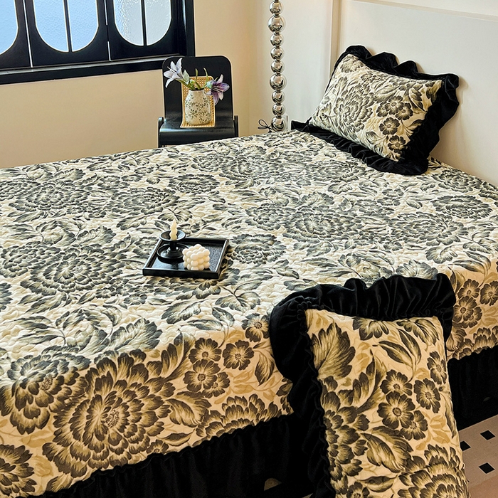 91家纺网 家纺一手货源 找家纺 ME/ERA HOME寐时代 2025新款牛奶绒赫本风夹棉床盖四件套 花海-绿