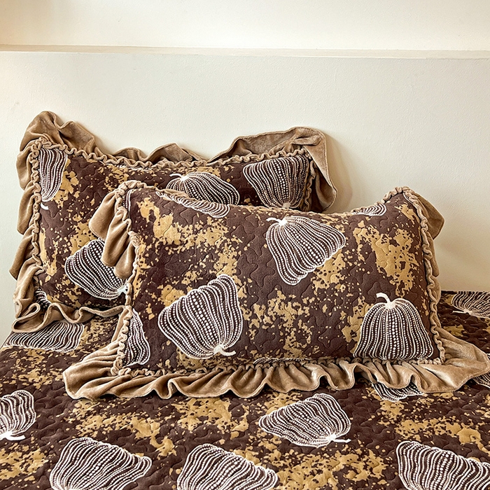 91家纺网 家纺一手货源 找家纺 ME/ERA HOME寐时代 2025新款牛奶绒赫本风夹棉床盖四件套 南瓜-咖