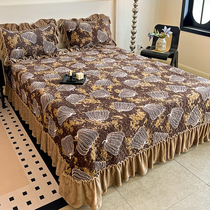 91家纺网 家纺一手货源 找家纺 ME/ERA HOME寐时代 2025新款牛奶绒赫本风夹棉床盖四件套 南瓜-咖