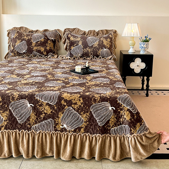 91家纺网 家纺一手货源 找家纺 ME/ERA HOME寐时代 2025新款牛奶绒赫本风夹棉床盖四件套 南瓜-咖