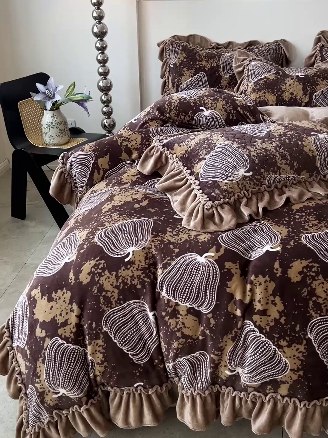 91家纺网 家纺一手货源 找家纺 ME/ERA HOME寐时代 2025新款牛奶绒赫本风夹棉床盖四件套 南瓜-咖