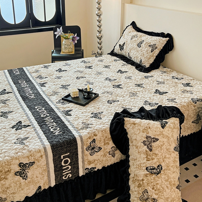 91家纺网 家纺一手货源 找家纺 ME/ERA HOME寐时代 2025新款牛奶绒赫本风夹棉床盖三件套 蝴蝶-陀