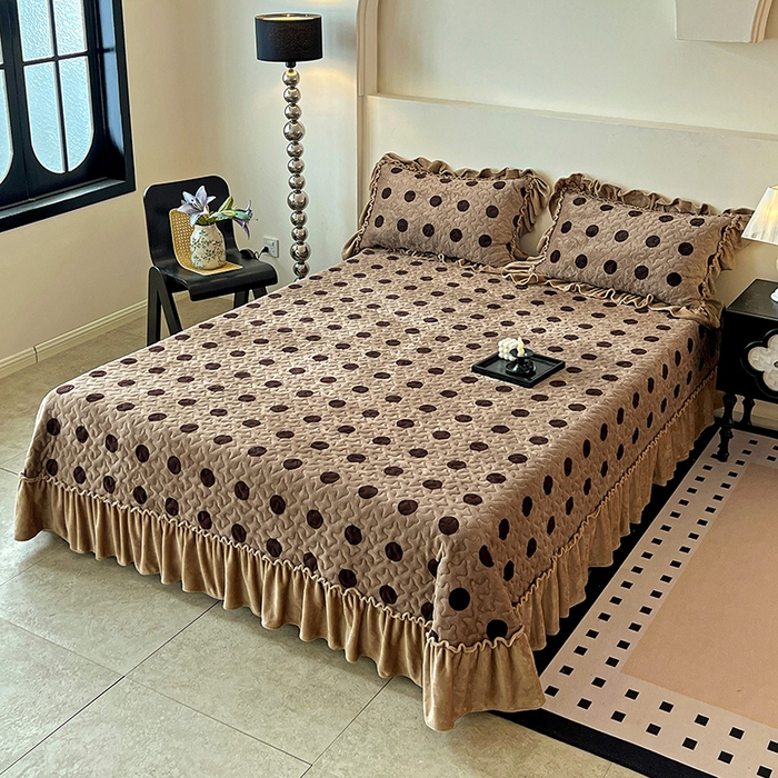 91家纺网 家纺一手货源 找家纺 ME/ERA HOME寐时代 2025新款牛奶绒赫本风夹棉床盖四件套 圈点-咖