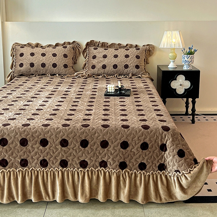 91家纺网 家纺一手货源 找家纺 ME/ERA HOME寐时代 2025新款牛奶绒赫本风夹棉床盖四件套 圈点-咖