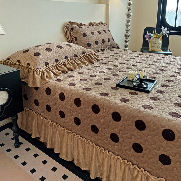 91家纺网 家纺一手货源 找家纺 ME/ERA HOME寐时代 2025新款牛奶绒赫本风夹棉床盖四件套 圈点-咖