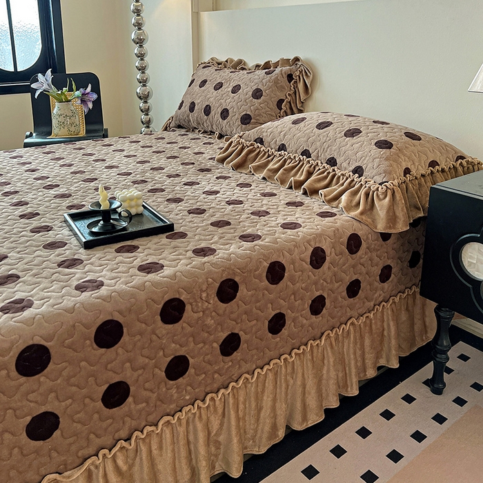 91家纺网 家纺一手货源 找家纺 ME/ERA HOME寐时代 2025新款牛奶绒赫本风夹棉床盖四件套 圈点-咖